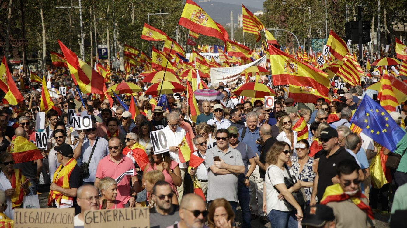 Foto: Manifestación del 8 de octubre contra la amnistía en Barcelona, en directo | Última hora de la convocatoria de Sociedad Civil Catalana: Ayuso, Feijóo y Abascal en la marcha (Kike Rincón / Europa Press)