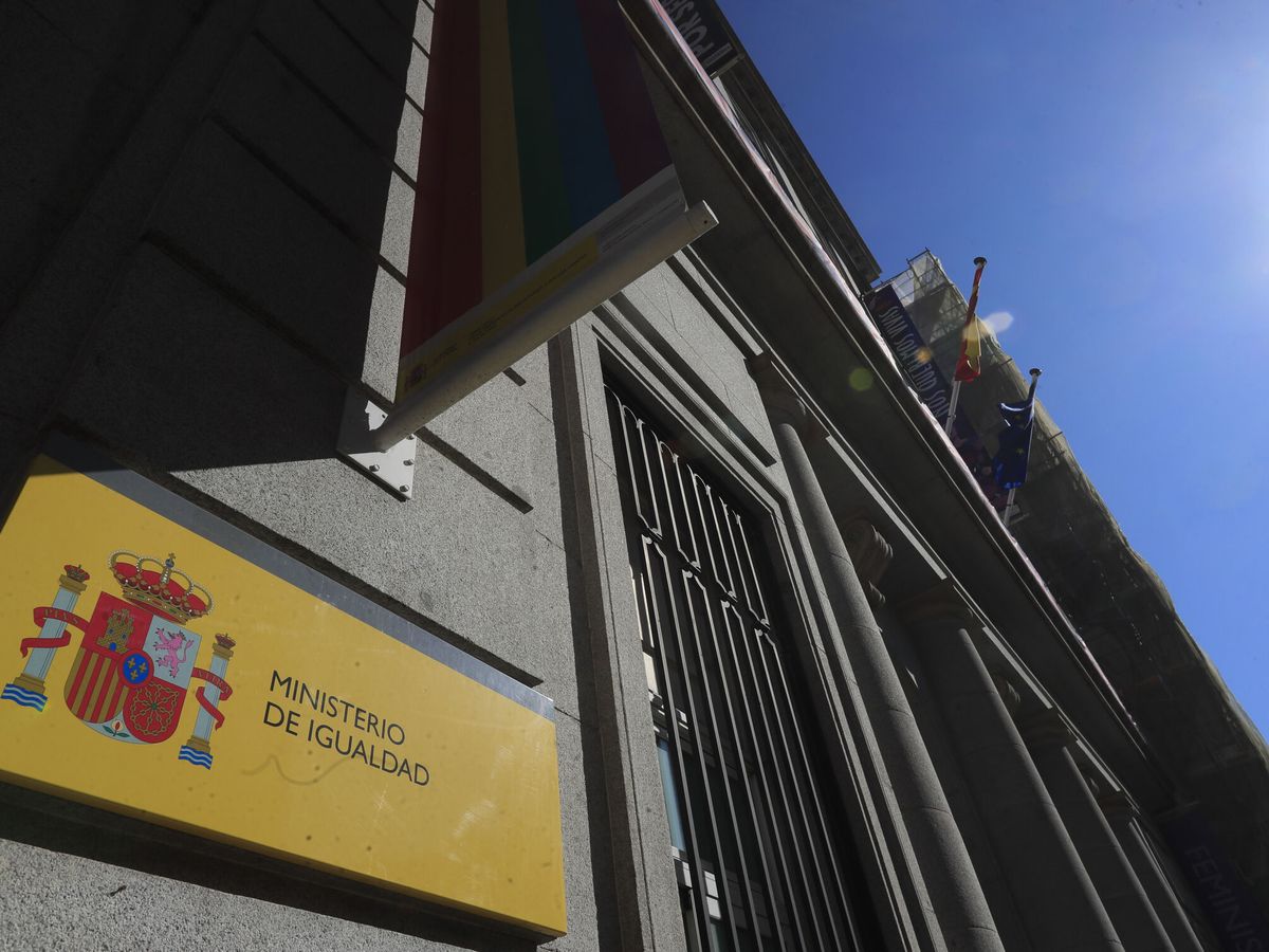 Foto: Vista de la fachada principal del Ministerio de Igualdad. (EFE/Fernando Alvarado)