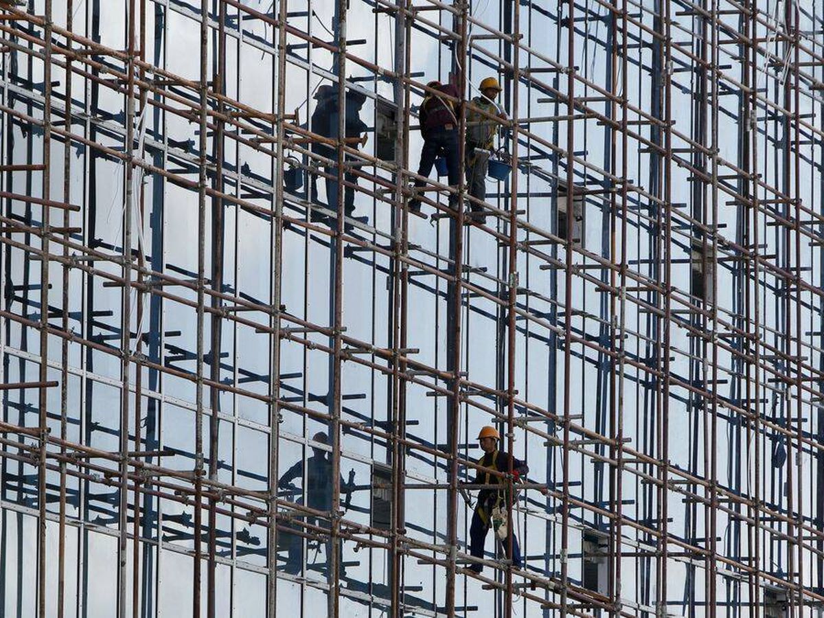 Foto: Trabajadores del sector de la construcción. (EFE/Serey)