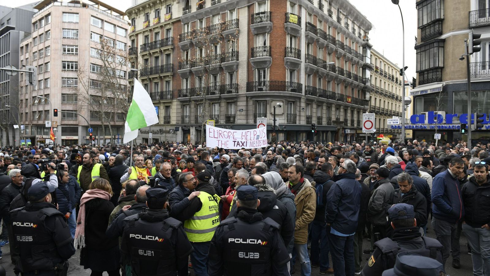 Foto: Los taxistas de Madrid se concentran en la calle Génova, frente a la sede del PP. (EFE)