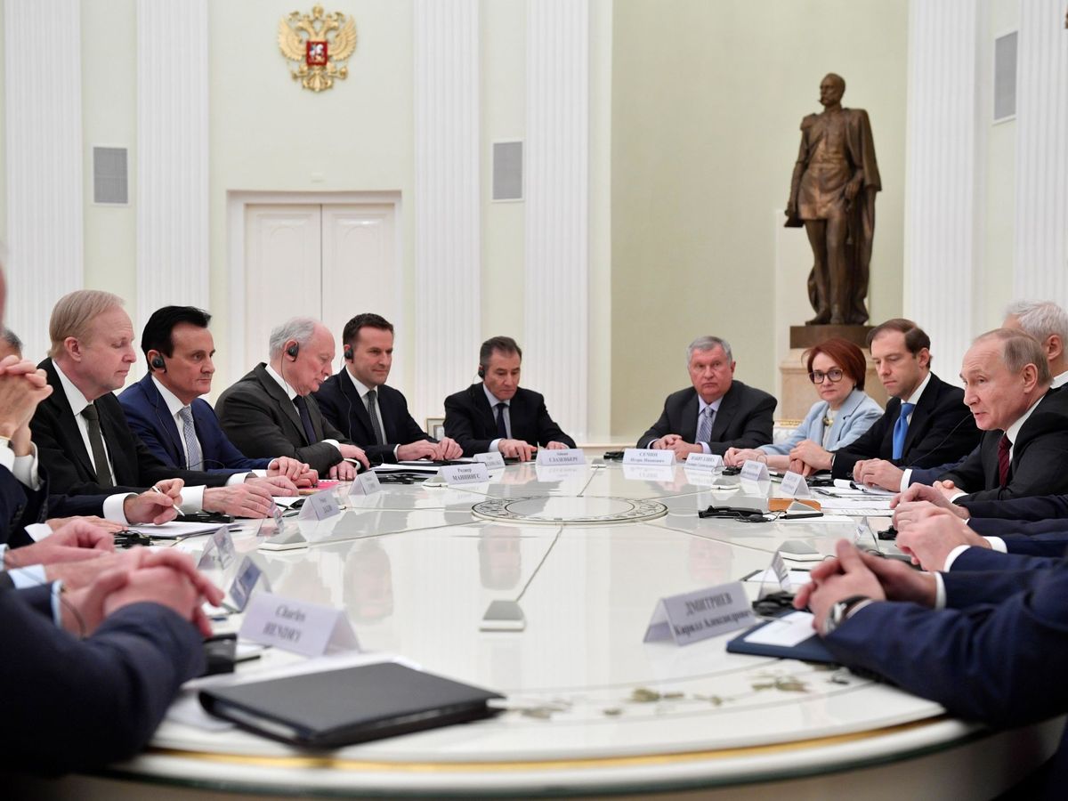 Foto: El presidente ruso, Vladímir Putin, se reúne con empresarios británicos en el Kremlin. (EFE/Alexander Nemenov)