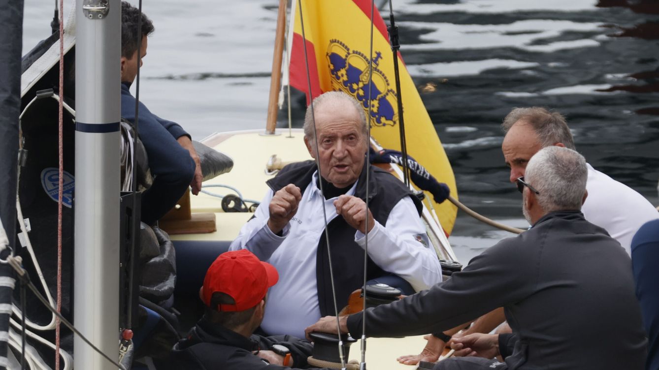 Foto: El rey Juan Carlos, el pasado 20 de abril, a bordo del Bribón, en Sanxenxo. (EFE/Lavandeira)