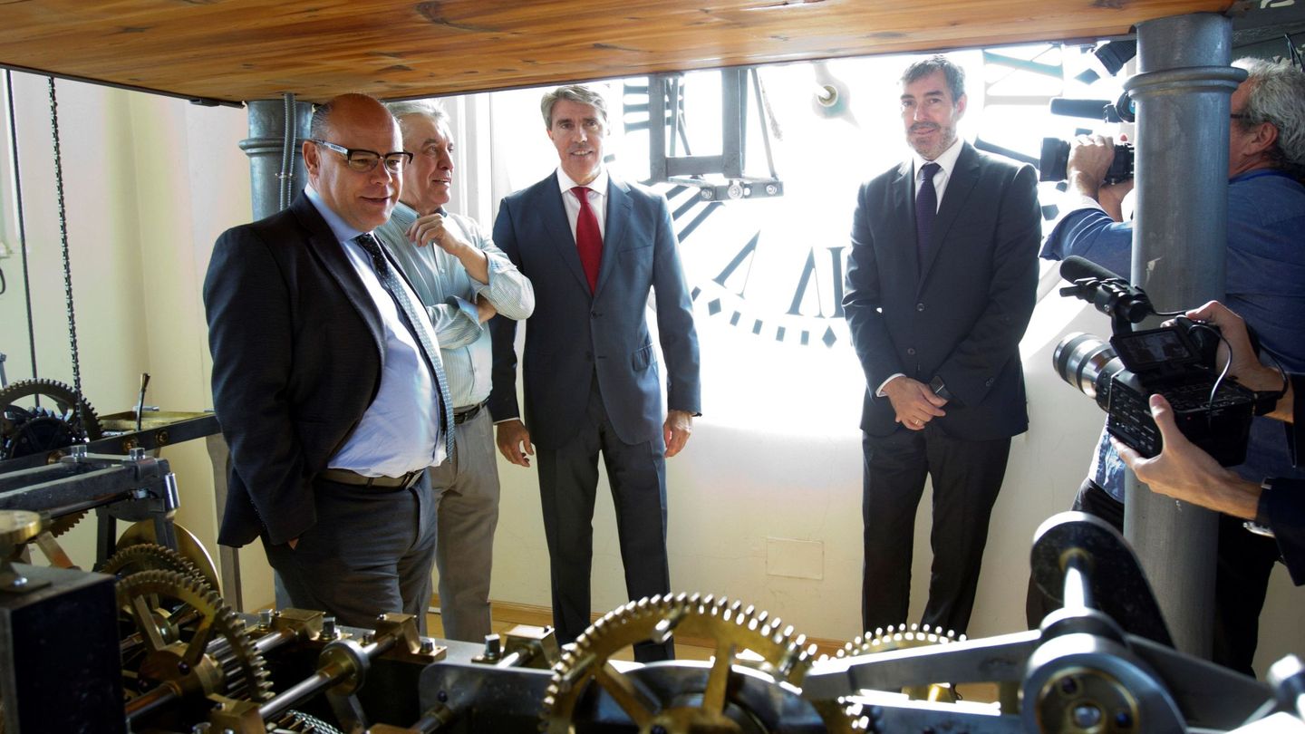 El presidente de Canarias, Fernando Clavijo (dcha) y el de Madrid, Ángel Garrido (c), en el reloj de la Puerta del Sol este viernes. (EFE)
