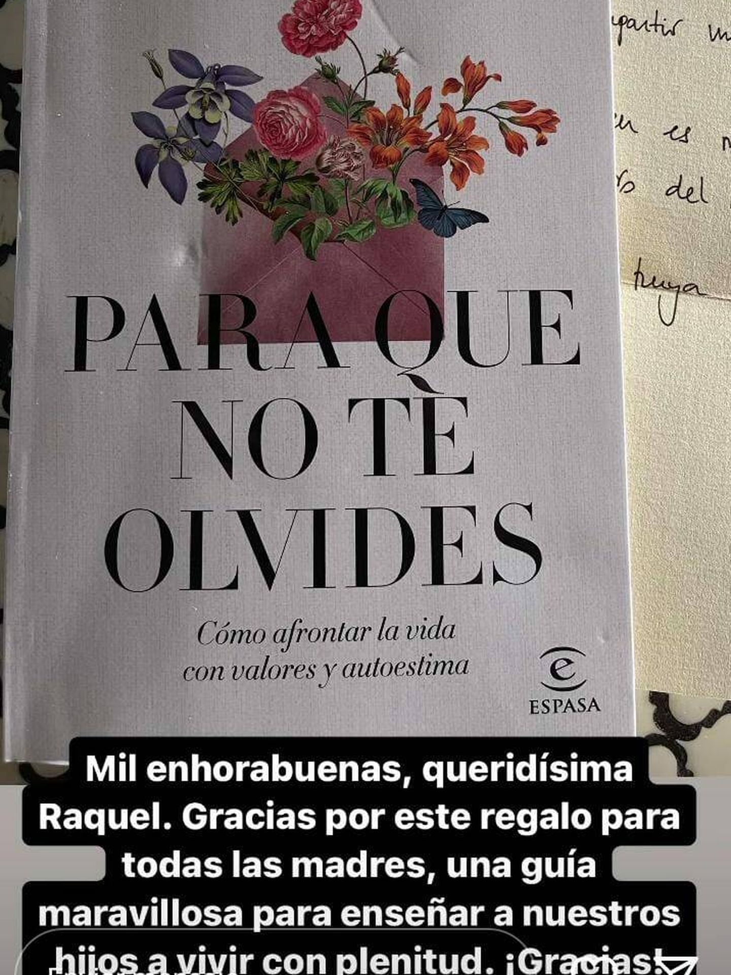 Paloma Cuevas felicita a Raquel Perera por su libro, 'Para que no te olvides'. (Instagram/@palomacuevasofficial)