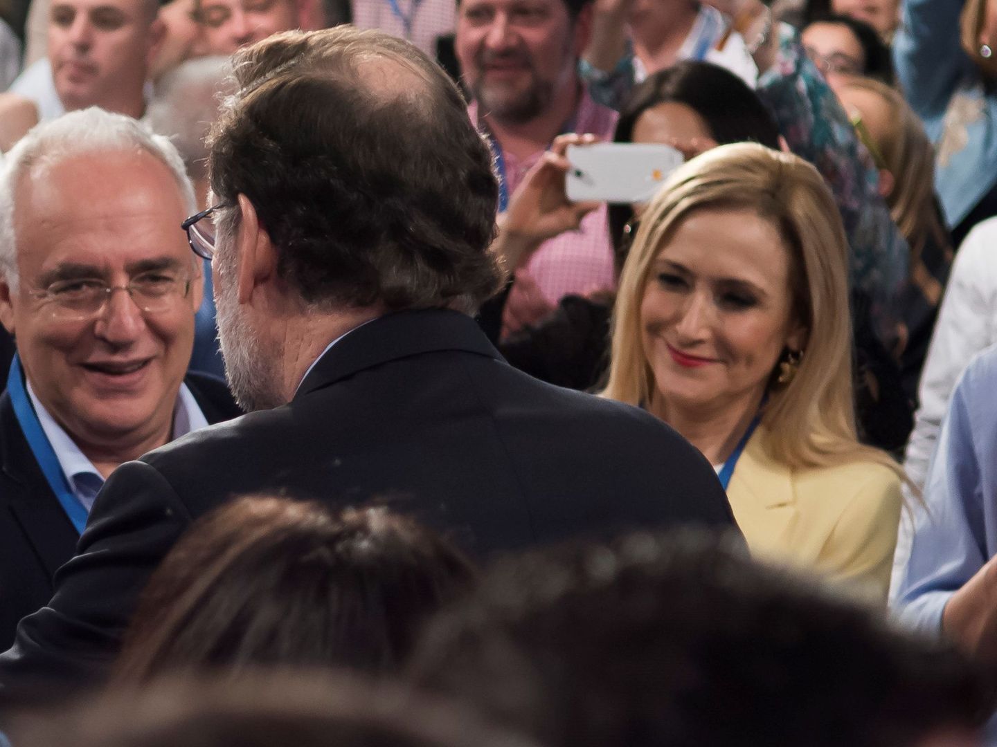 Mariano Rajoy (de espaldas) y Cristina Cifuentes, en la última convención nacional del PP. (EFE)