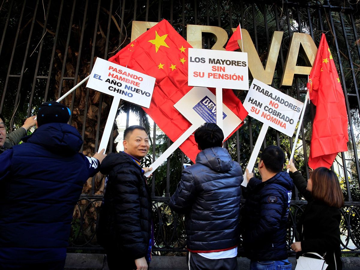 Foto: Concentración de la comunidad china ante la sede de BBVA en Madrid, en 2019. (EFE/Nico Rodríguez)