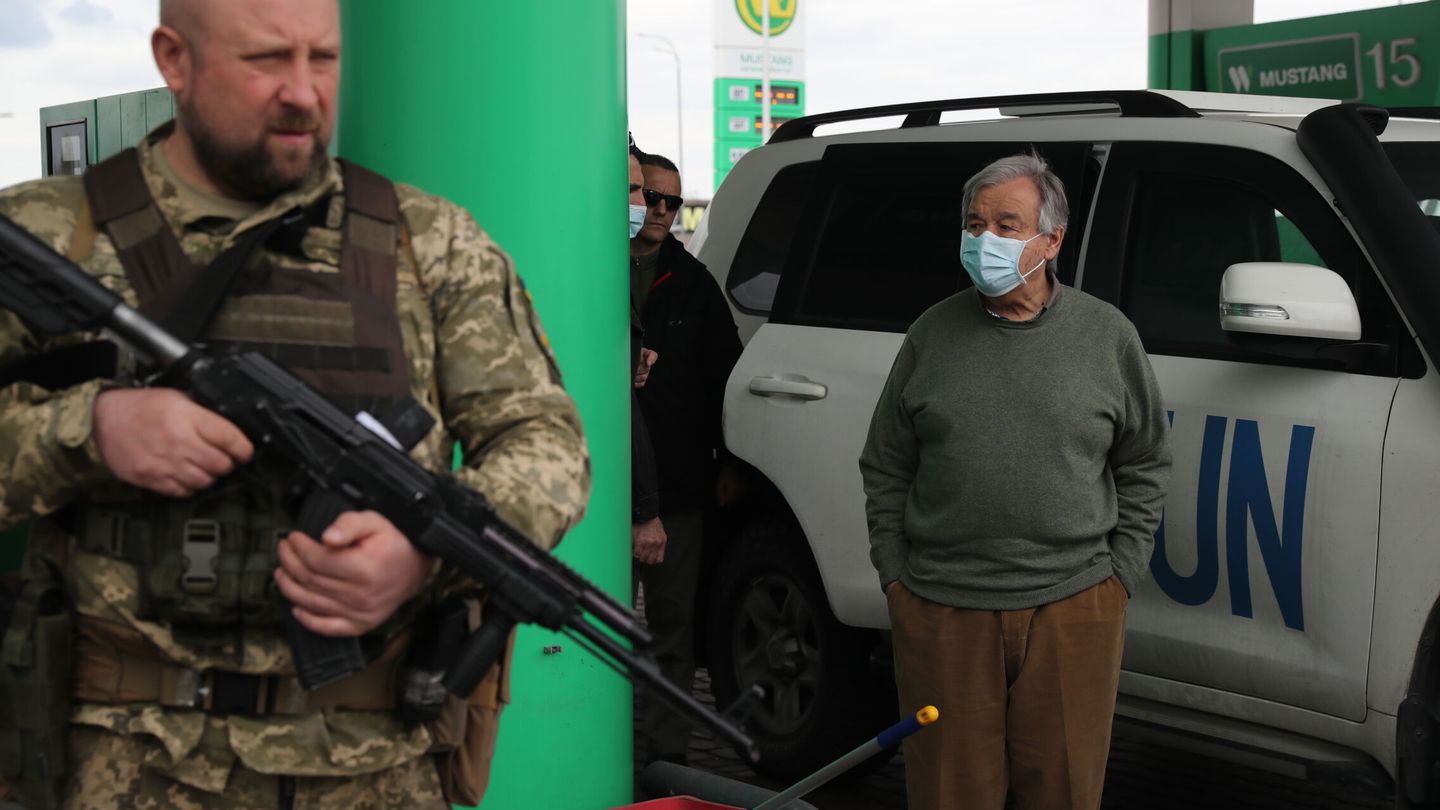 El secretario general de la ONU, António Guterres (d), durante una parada de su comitiva en una gasolinera de Uman, en Cherkasy, a 210 kilómetros de Kiev. (EFE/ Miguel Gutiérrez) 