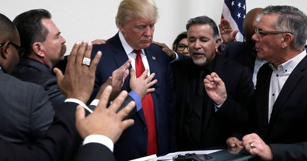 Foto: Donald Trump reza con varios sacerdotes durante una visita de campaña a la Iglesia Internacional de Las vegas, en Nevada. (Reuters)