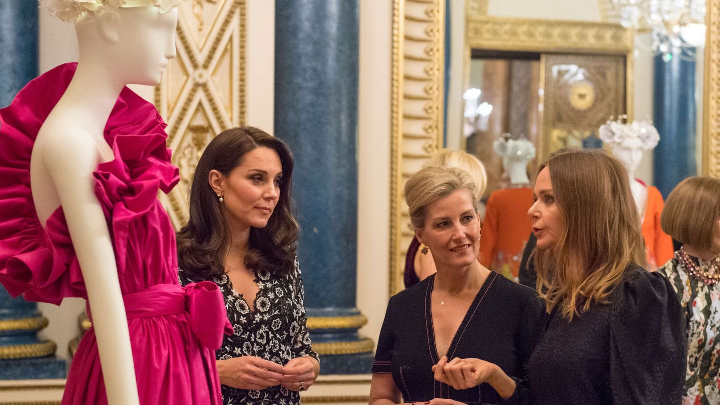 La duquesa y la condesa hablan con Stella McCartney. (Reuters)