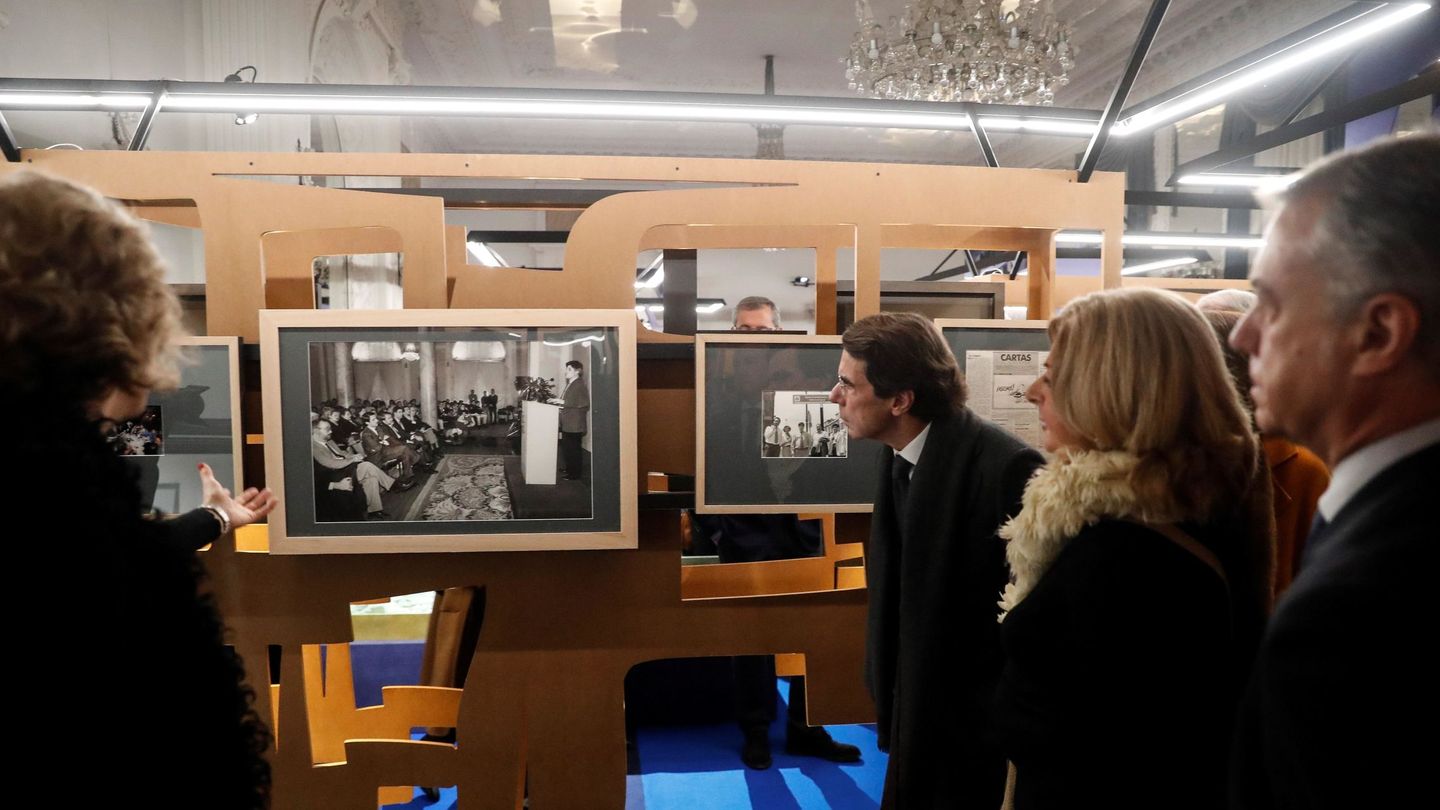 Aznar observa una fotografía con la proclamación de la candidatura de Ordóñez a alcalde, a la que asistió en persona, ante la presencia de Consuelo Ordóñez e Iñigo Urkullu. (EFE)