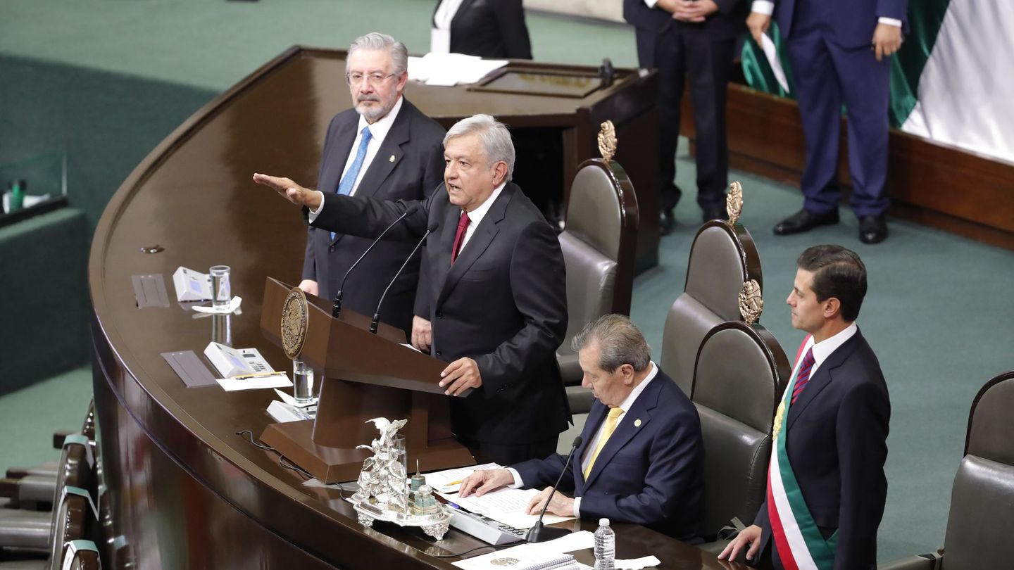 Andrés Manuel López Obrador (2i) juramenta como nuevo jefe de Estado de México. (EFE)