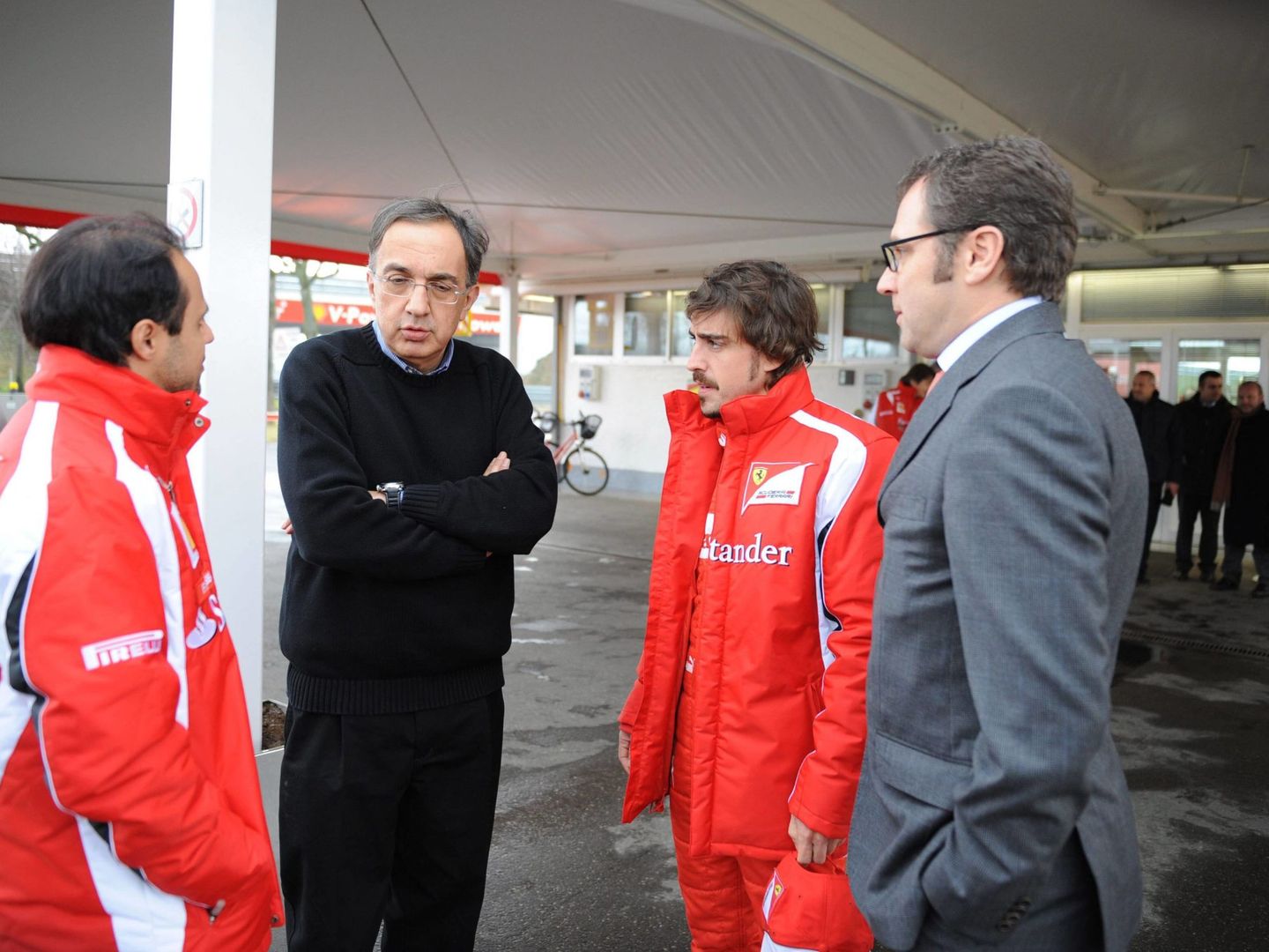 Felipe Massa, Sergio Marchionne, Fernando Alonso y Stefano Domenicali conversan entre ellos. (Ferrari)