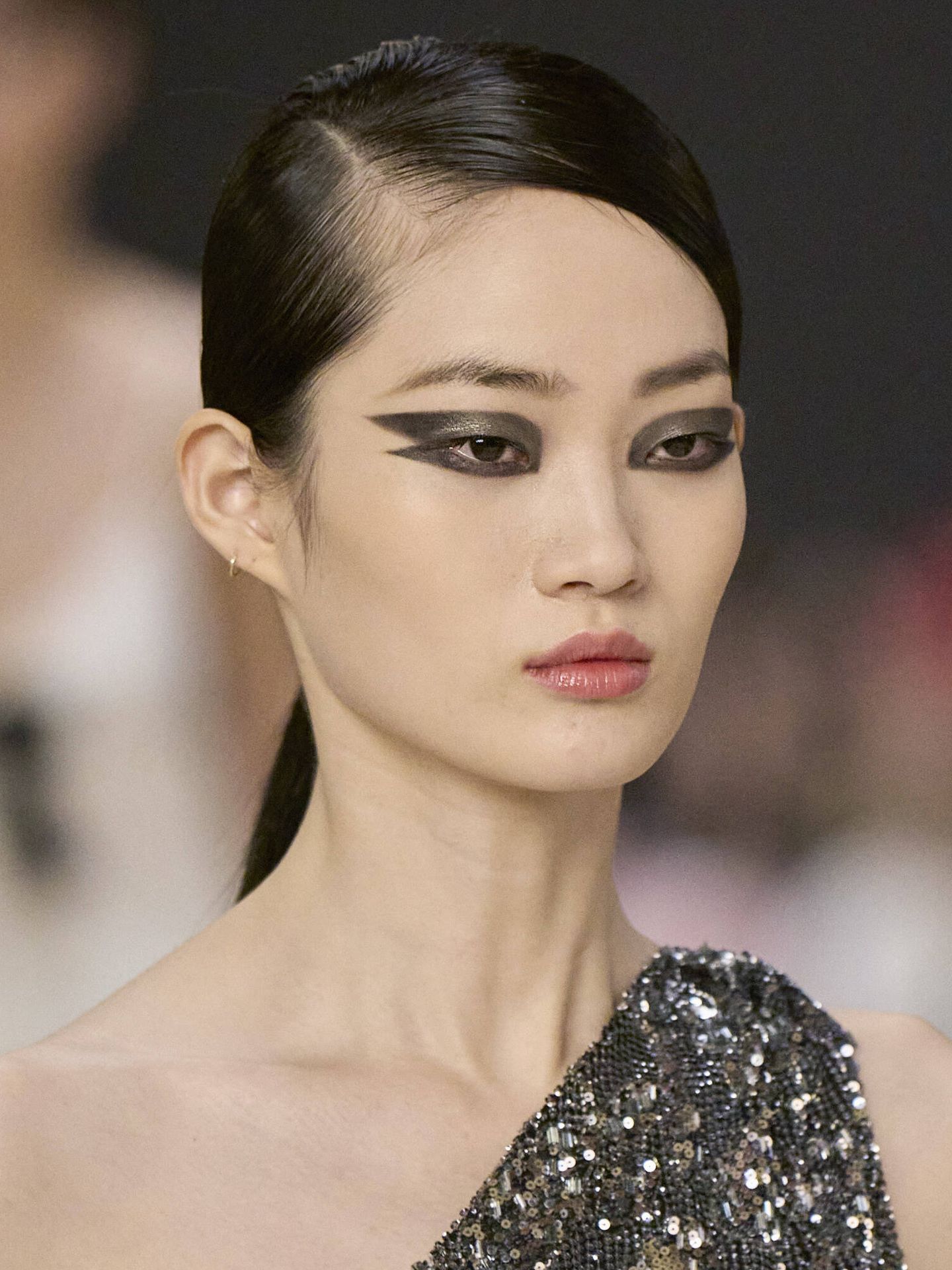 El delineado cisne de Chanel en la alta costura propuesta para primavera-verano 2022. (Imaxtree)