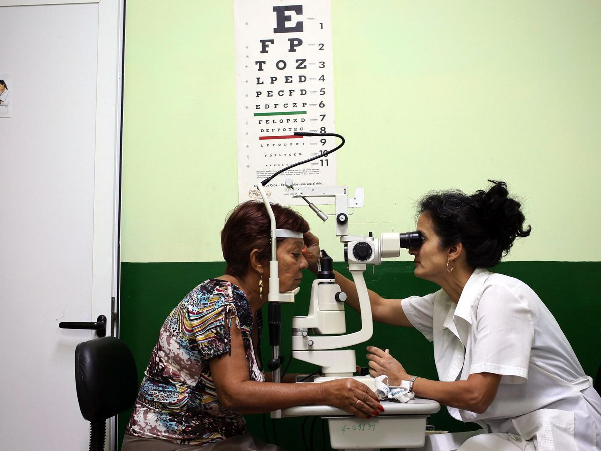 Foto: Una mujer en una revisión de los ojos en una foto de archivo. (EFE/Alejandro Ernesto)