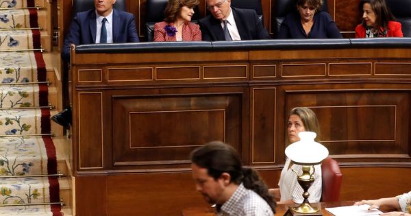 Foto: Pablo Iglesias pasa frente a Pedro Sánchez en el debate de investidura. (EFE)