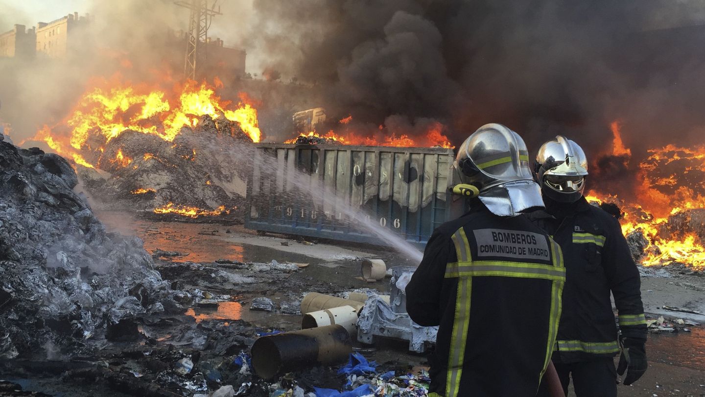 Trabajos de extinción de un incendio en el exterior de una nave de reciclaje de papel en Arganda del Rey (Madrid). (EFE/Emergencias Comunidad de Madrid)