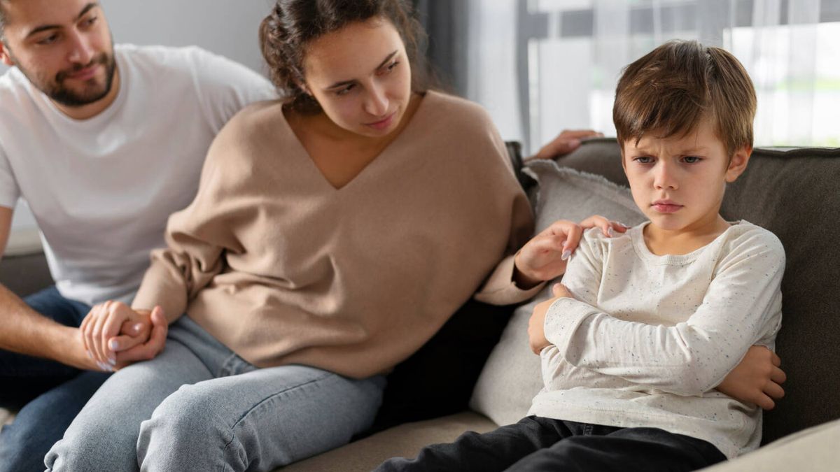 3 cosas que aprenden tus hijos cuando te enfadas con ellos, por el psicólogo Álvaro Bilbao