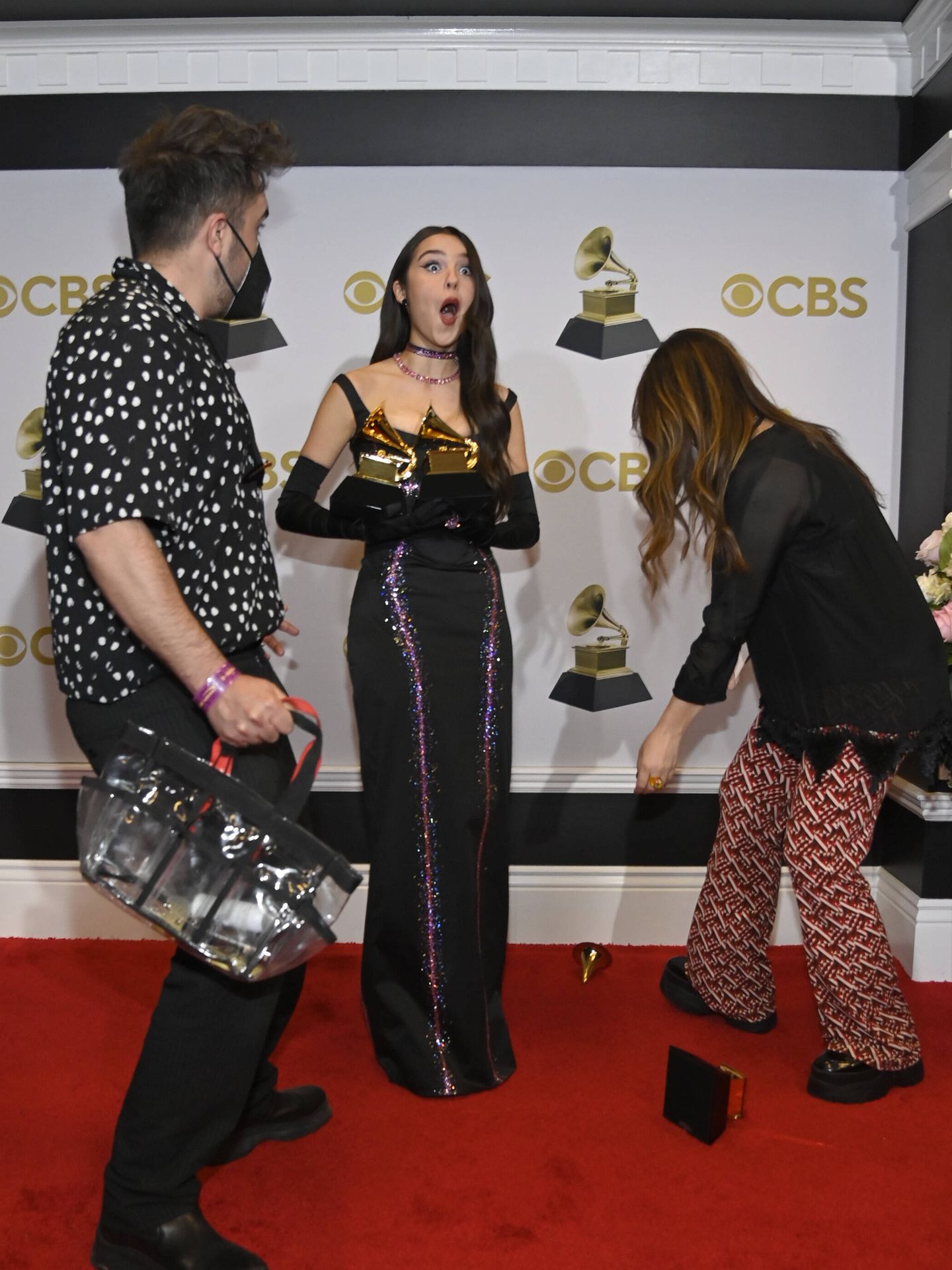 Olivia Rodrigo, con uno de sus Grammy en el suelo. (Getty/David Becker)