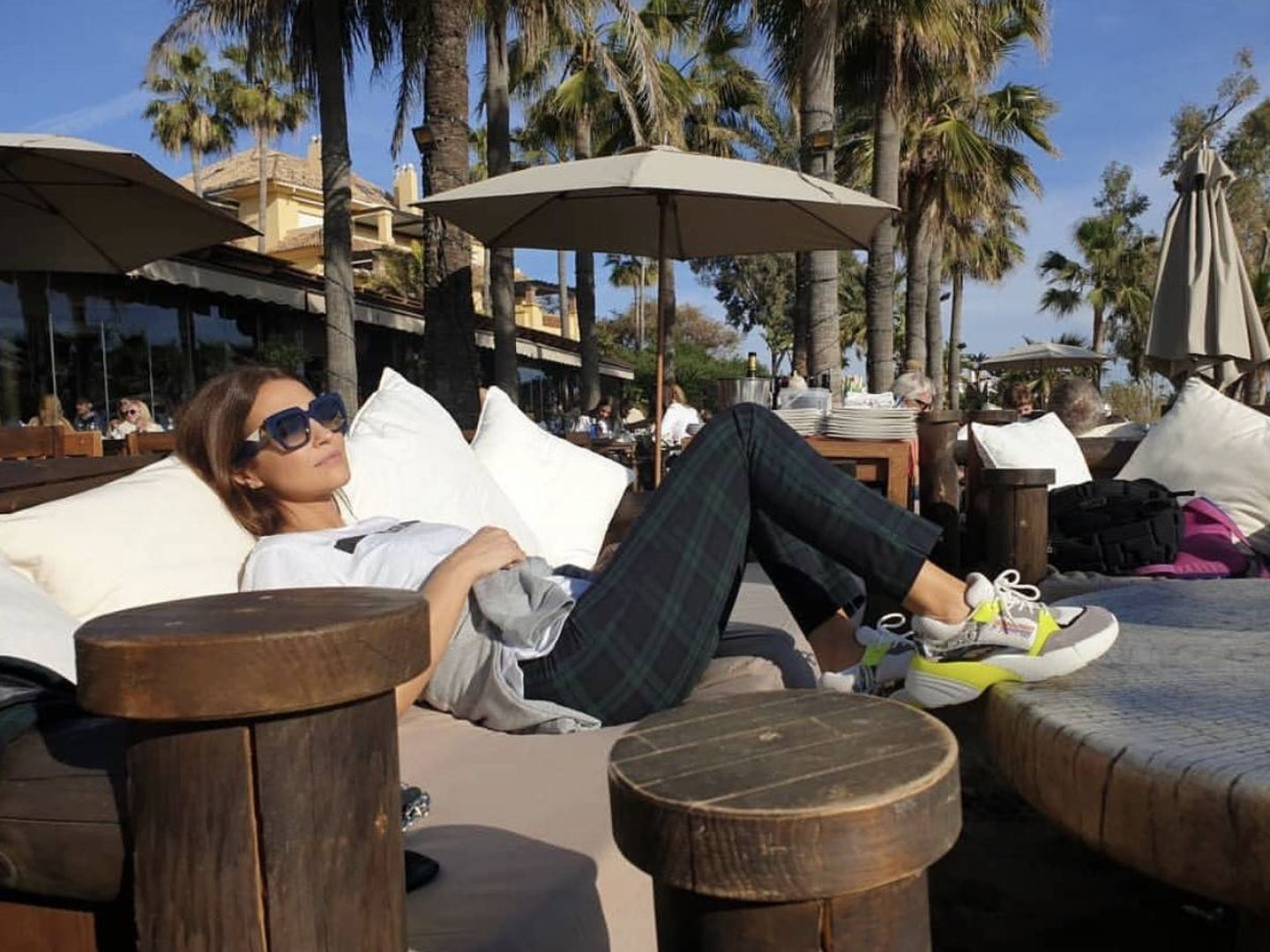 Paula Echevarría posando en Marbella junto a sus ugly sneakers de Pinko.  (@pau_eche)