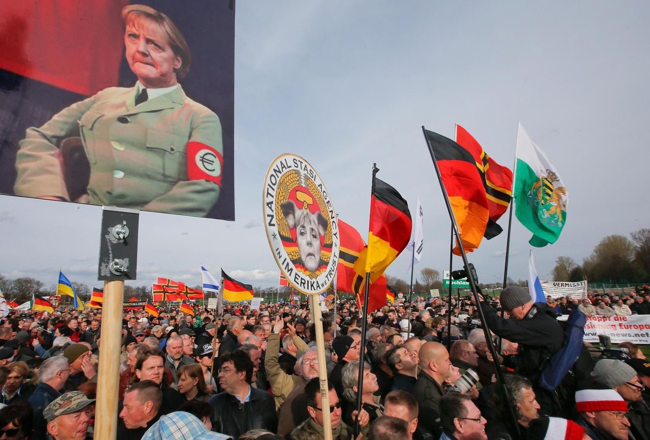 Simpatizantes del movimiento Pegida escuchan un discurso durante una manifestación en Dresde. (Reuters)