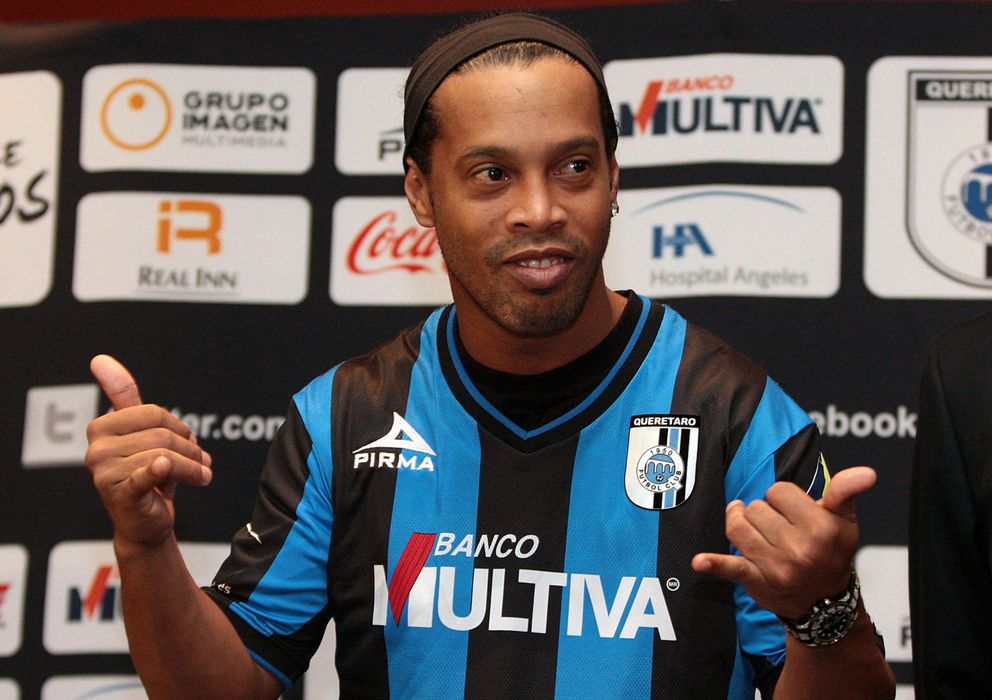 Foto: Ronaldinho posa con su nueva camiseta (EFE).