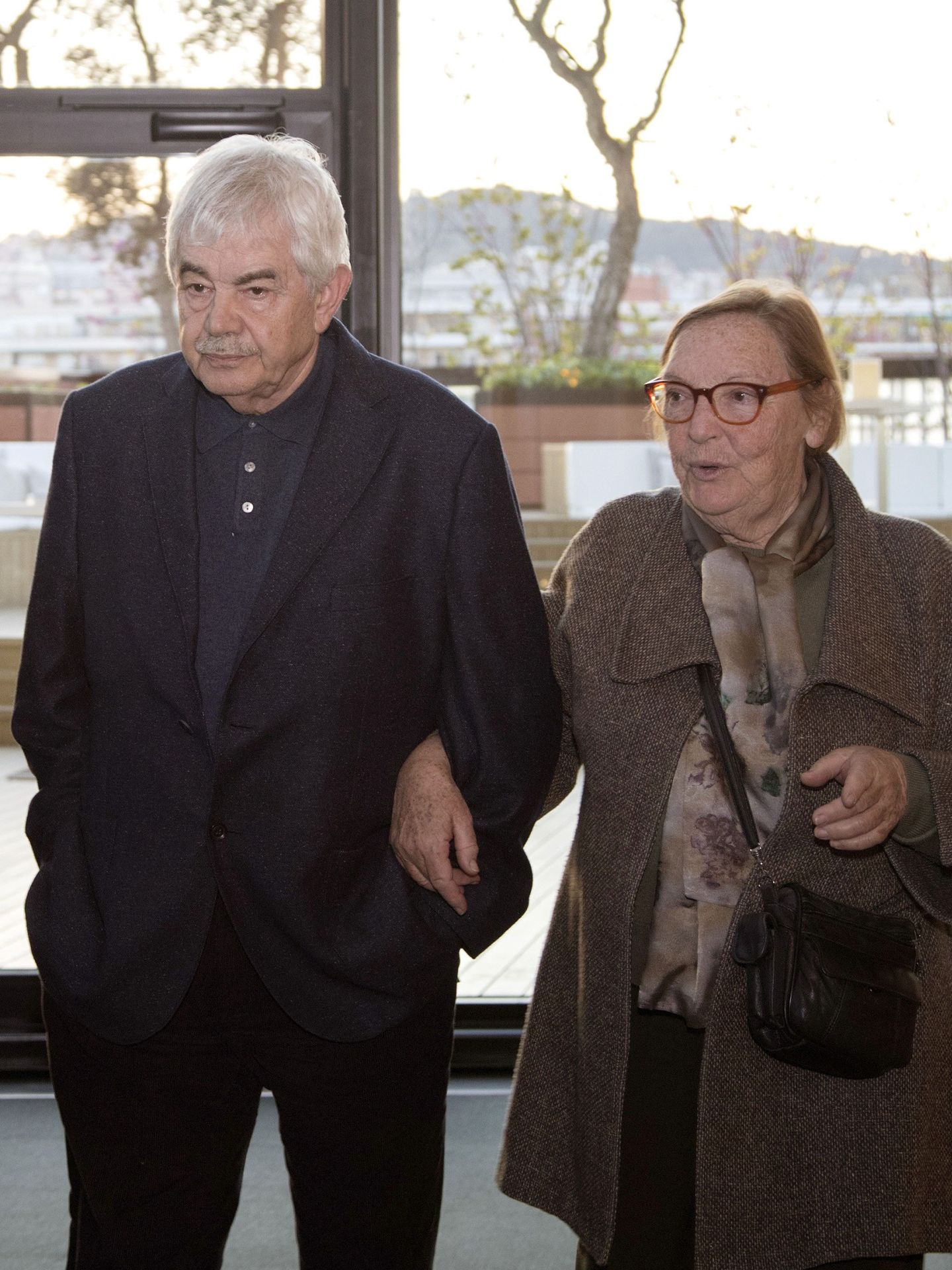 Pasqual Maragall, junto a su mujer, Diana Garrigosa, en 2017. (EFE)