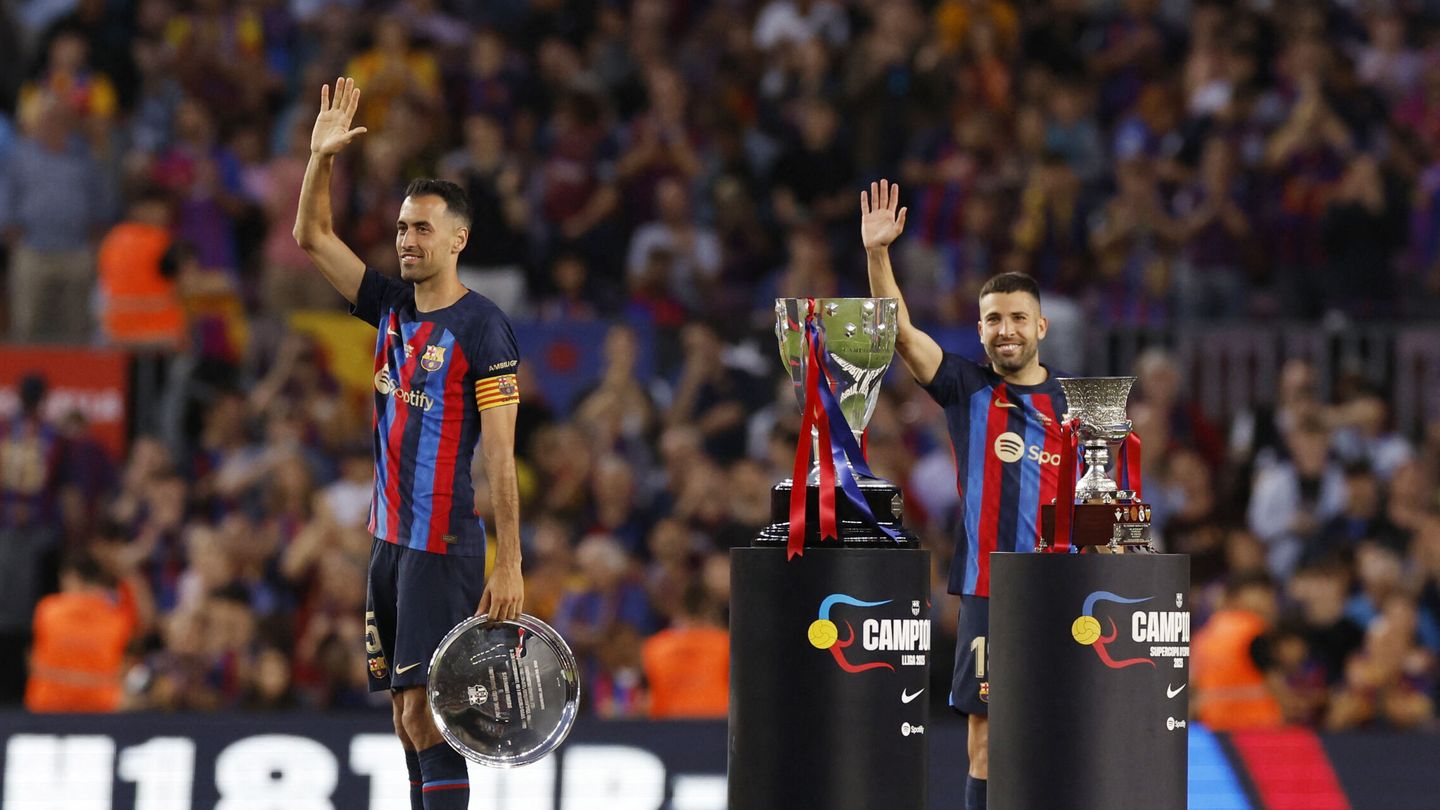 Jordi Alba y Busquets se emocionaron en su último partido en el Camp Nou. (Reuters/Albert Gea)