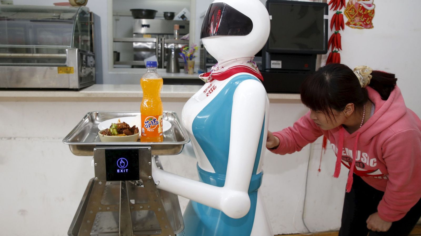 Foto: Un robot trabajando en un restaurante de Xian, en China. (Reuters)