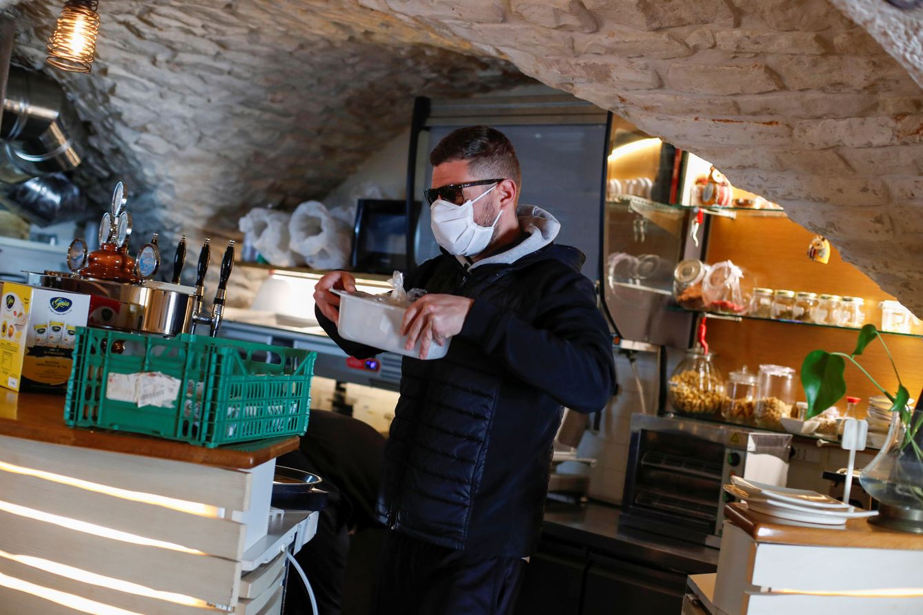 El dueño de un restaurante en Cisternino, Italia, preparándose para efectuar un pedido. (Reuters)