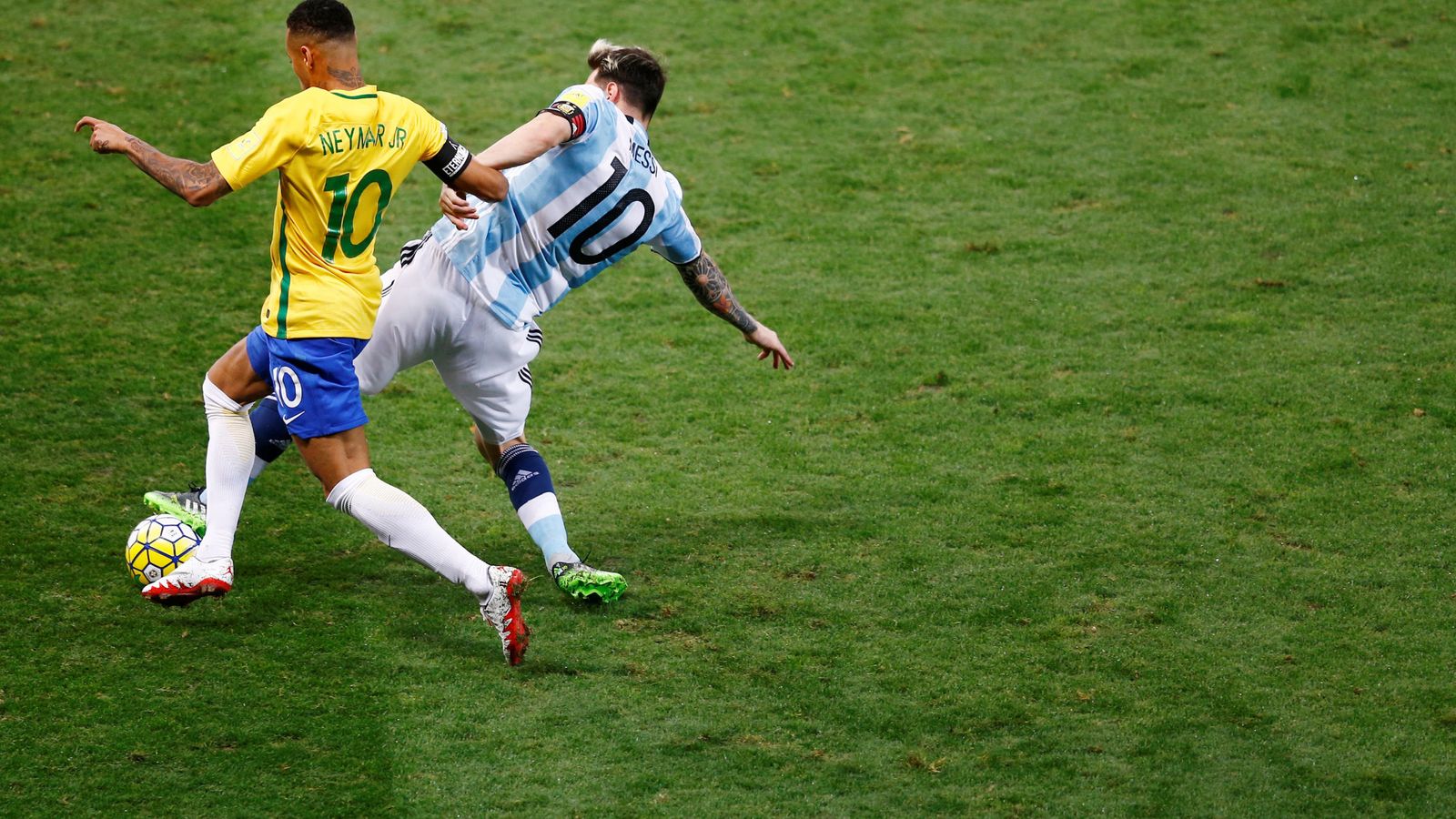 Foto: Neymar y Messi pugnan por un balón durante el Brasil-Argentina. (REUTERS)