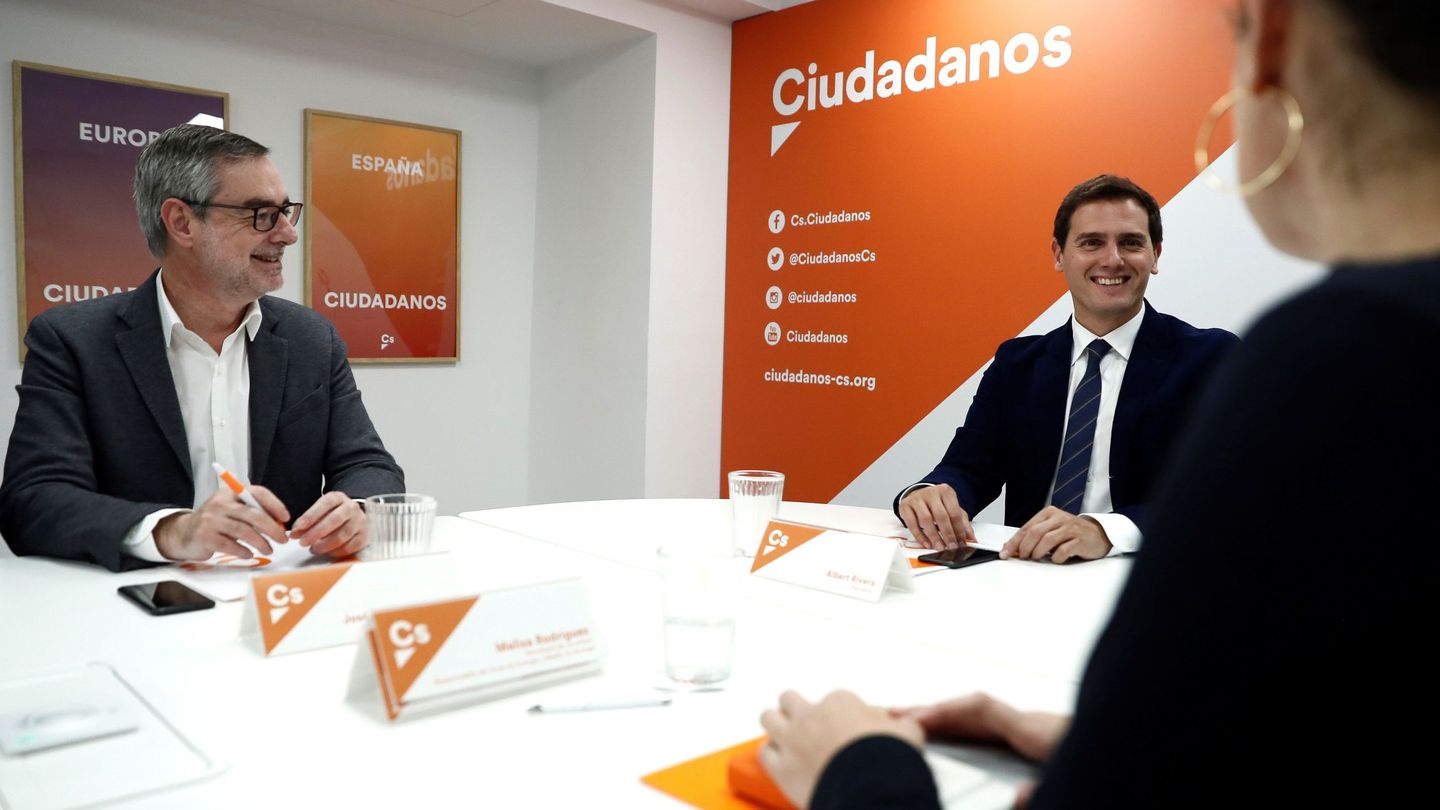 El líder de Ciudadanos, Albert Rivera, y el secretario general de la formación, José Manuel Villegas. (EFE)