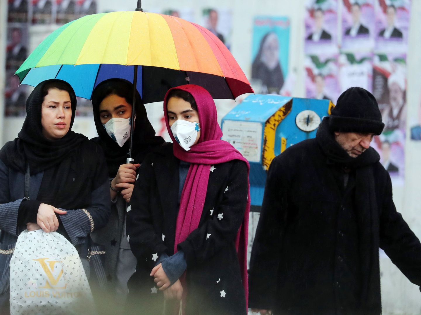 Mujeres iraníes con mascarilla esperan un taxi en Teherán. (EFE / EPA)