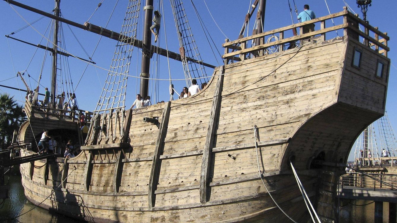 Foto: Vista en 2009 del Muelle de las Carabelas, en Palos de la Frontera (Huelva), con las réplicas de las tres embarcaciones usadas por Cristóbal Colón en su primera viaje a América.