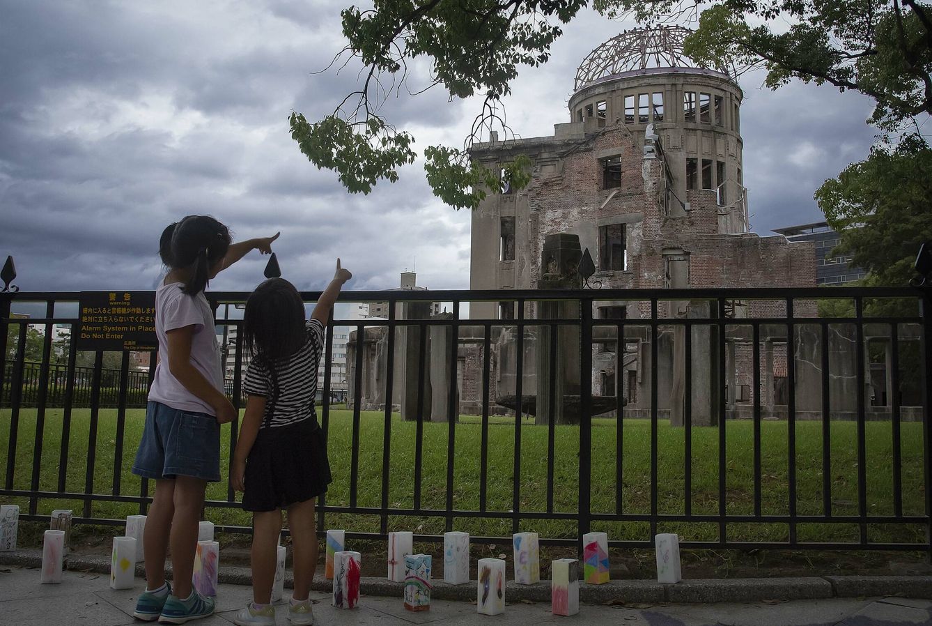 Dos niñas ante el Genbaku, el monumento de la paz de Hiroshima. TOÑI GUERRERO