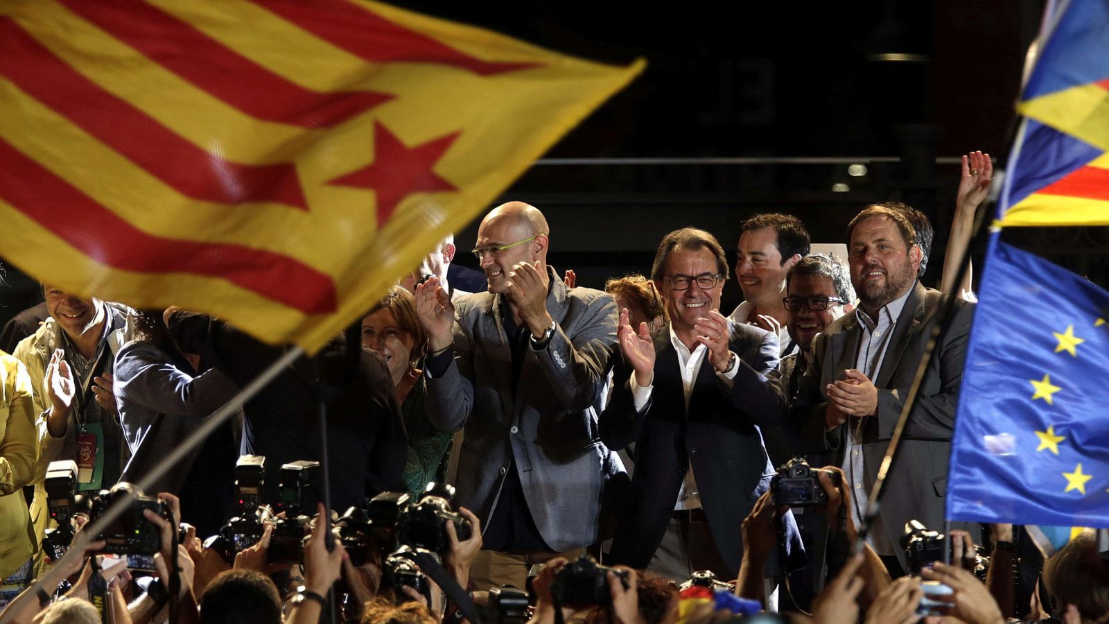 Foto: El presidente catalán en funciones, Artur Mas (2d), el cabeza de lista de Junts Pel Sí, Raül Romeva (3d), y el presidente de ERC, Oriol Junqueras (d) tras conocer los resultados del 27-S. (Efe) 