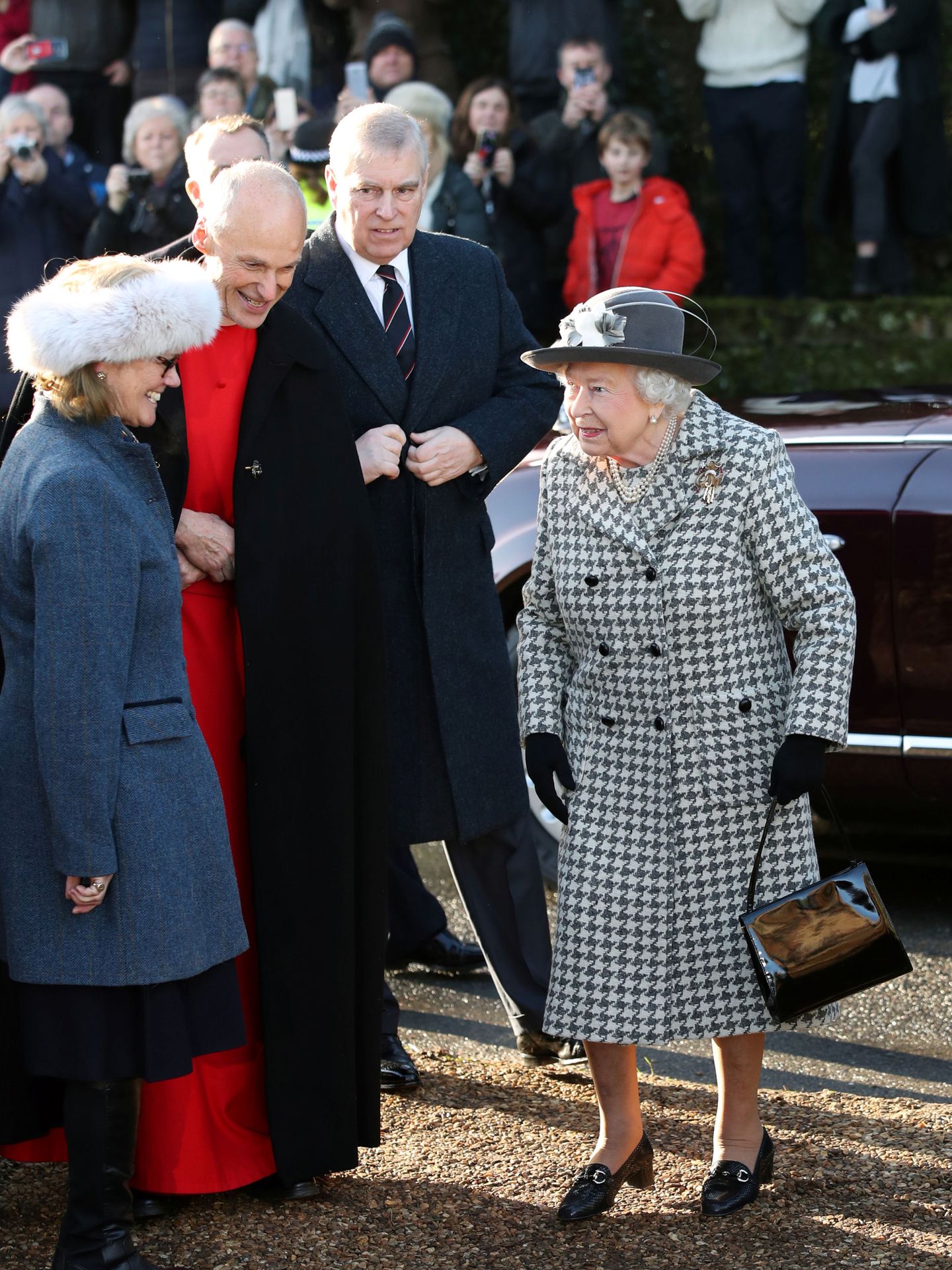 El príncipe Andrés, junto a la reina Isabel  las pasadas navidades. (Reuters)