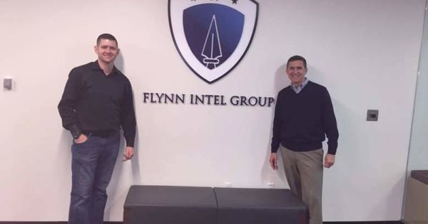 Foto: Michael Flynn y su hijo frente al logotipo del Flynn Intel Group