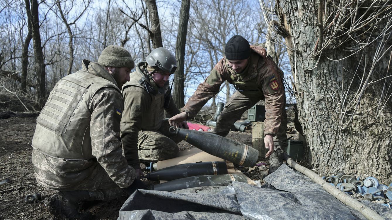 Foto: Soldados ucranianos preparan municiones en su posición en Ucrania. (EFE/EPA STR) 