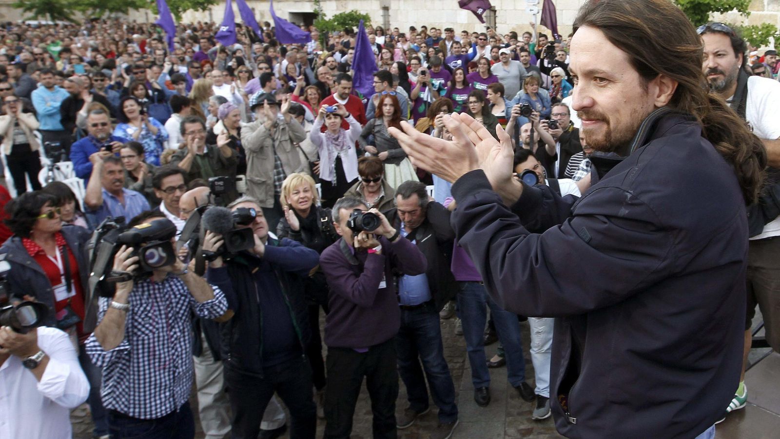 Foto: Pablo Iglesias saluda a simpatizantes del partido durante un mitin en Zamora. (EFE)