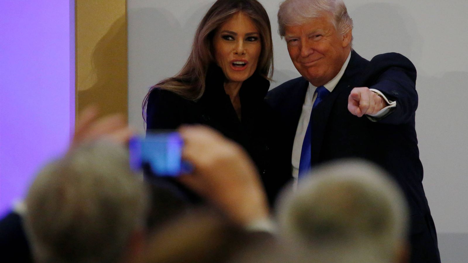 Foto: Donald Trump presenta a su esposa, Melania, antes de dirigirse a los presentes en un almuerzo, en Washington, el 19 de enero de 2017. (Reuters)