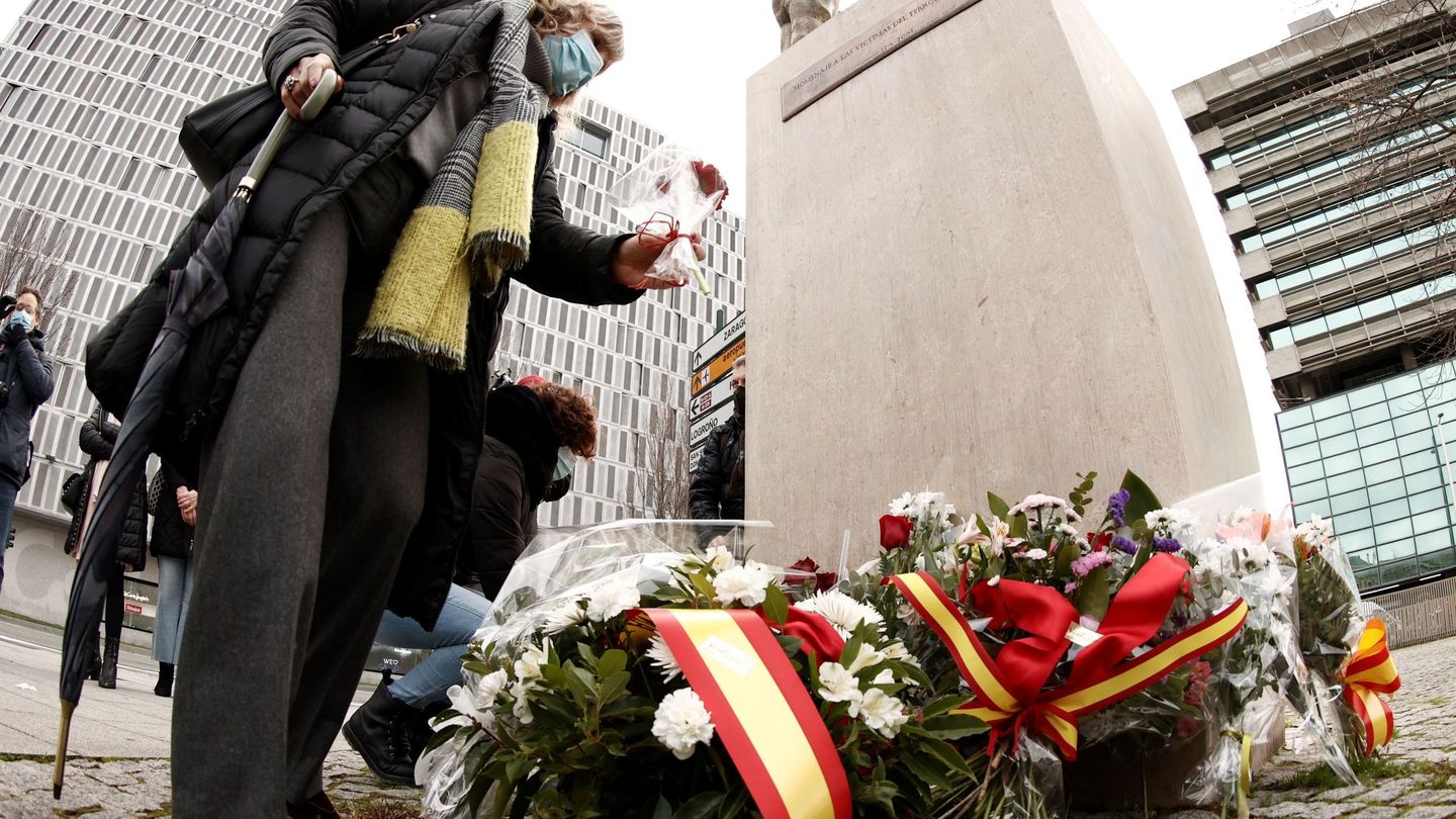 Una ofrenda floral recuerda en Pamplona a las víctimas del terrorismo. (EFE)