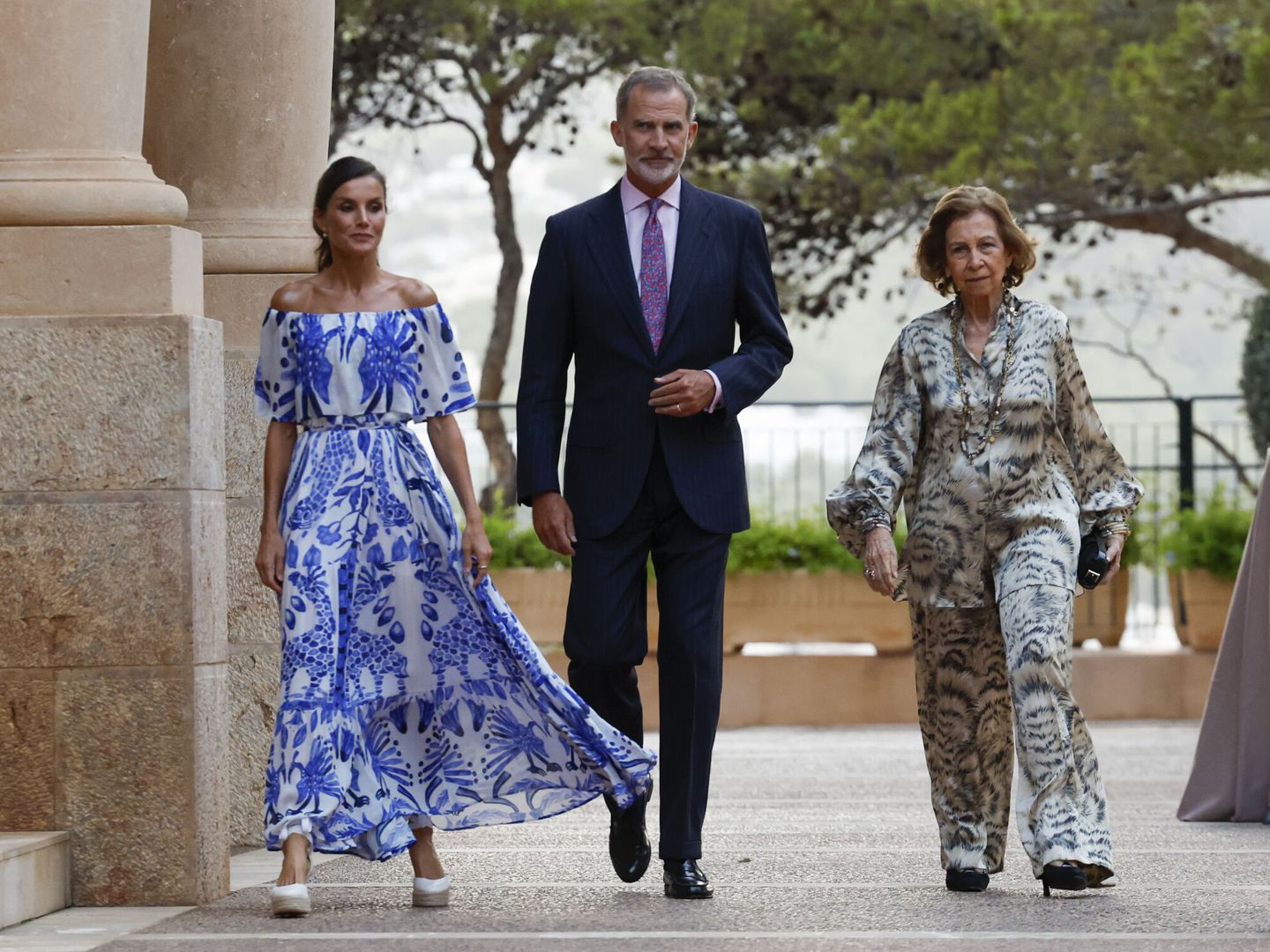 La reina Sofía, junto a los reyes Felipe y Letizia en Marivent. (EFE)