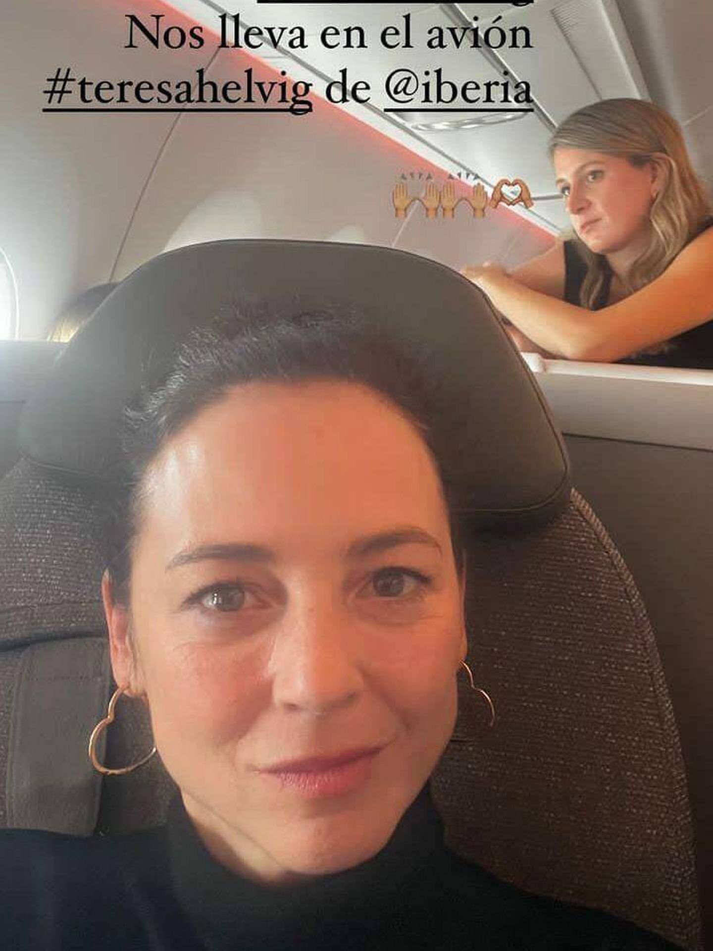 Leonor Watling, en el avión de Iberia con el nombre de Teresa Helbig.(Instagram/@leonorwatling)