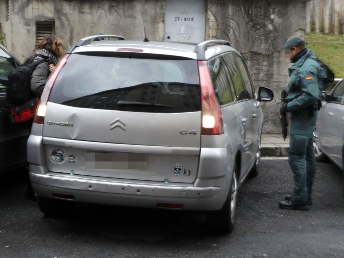 Inspección por parte de la UCO y de los GAR de la Guardia Civil del vehículo de uno de los detenidos. (EFE)