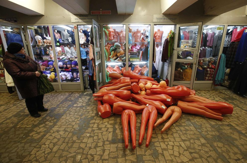Varios maniquíes se acumulan ante una tienda en el metro de Moscú (Reuters). 