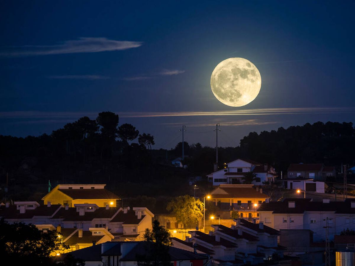Foto: Luna llena de abril 2023: cuándo y a qué hora se podrá ver y cómo observarla (iStock)