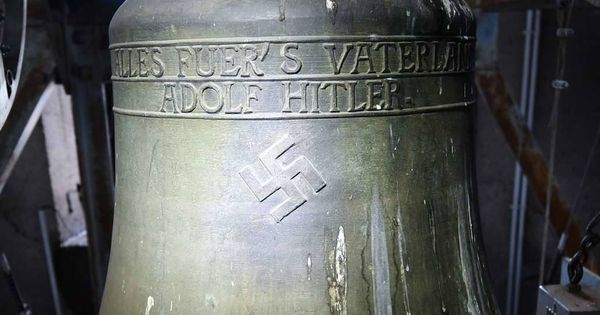 Foto: La campana de Herxheim am Berg en la que está grabado el nombre de Adolf Hitler