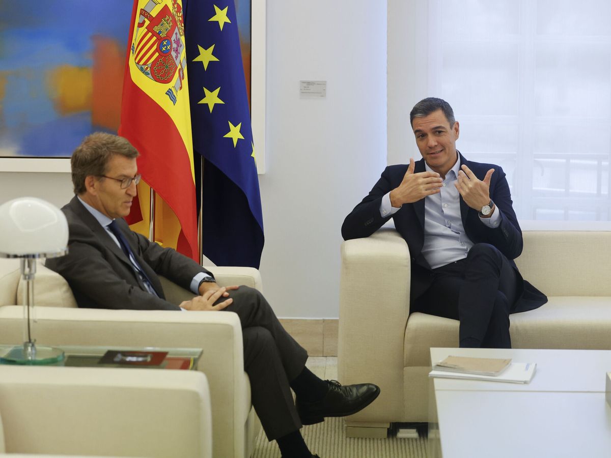 Foto: El presidente del Gobierno, Pedro Sánchez (d), tras su última reunión con el líder del PP, Alberto Núñez Feijóo (i), en la Moncloa. (EFE/Sergio Pérez)