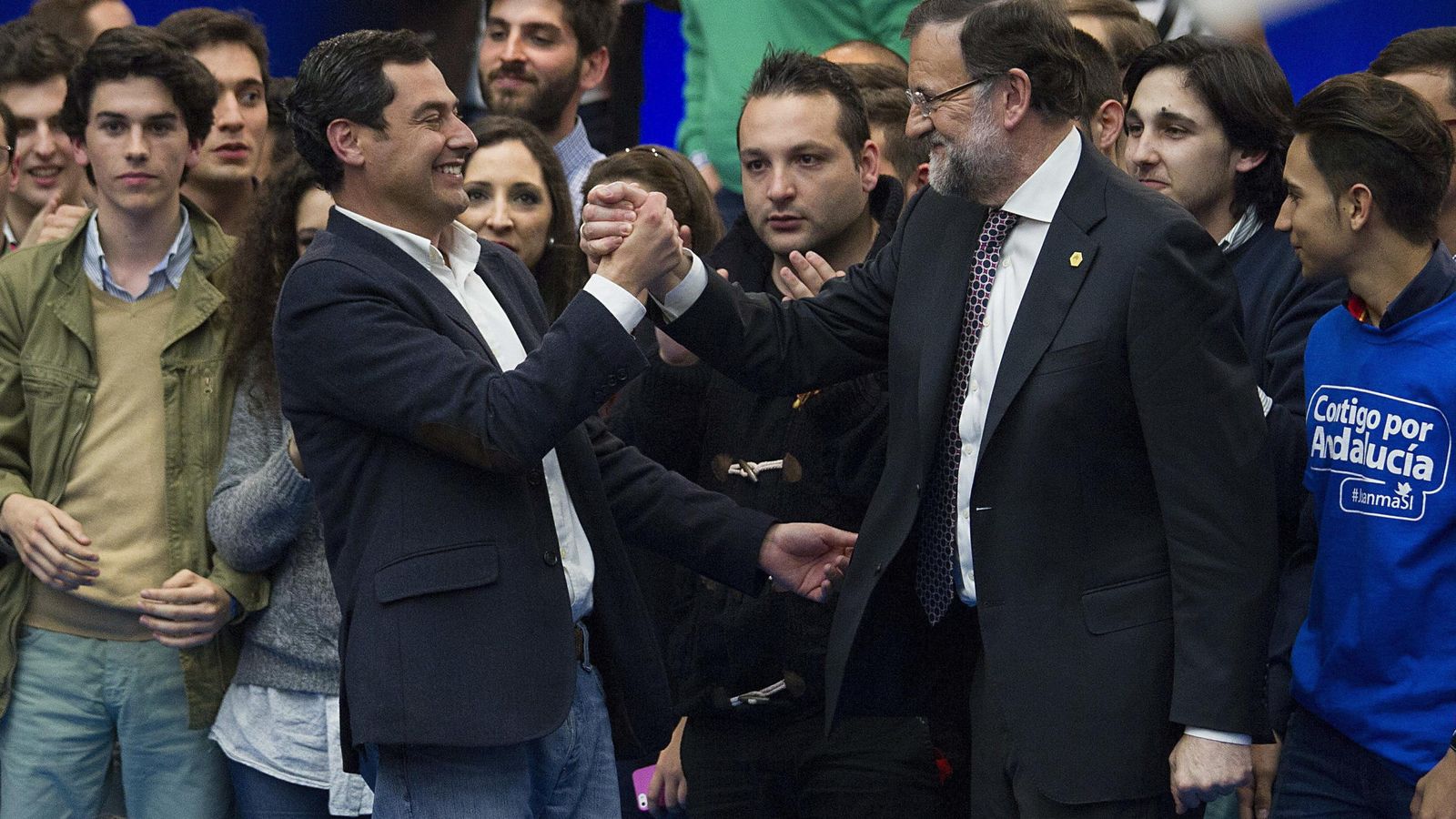 Foto: Saludo entre Moreno Bonilla y Rajoy en el mitin de clausura de campaña. (EFE)