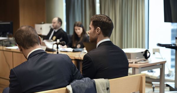 Foto: El exjugador del Real Madrid Xabi Alonso (d), este martes en la Audiencia Provincial de Madrid, donde es juzgado por presuntamente defraudar a Hacienda. (EFE)
